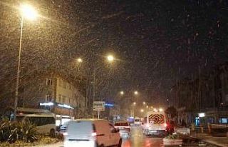İstanbul’da sabahın erken saatlerinde kar yağışı...