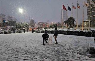 İstanbul’da vatandaşlar kar yağışının keyfini...
