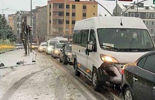 İstanbul’da yollar beyaza büründü, araçlar...