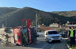 İtfaiye aracı devrildi: 3 yaralı