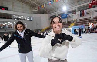 İzmirliler buz pistinde Sevgililer Gününü kutladı