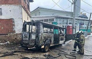 İznik’te park halindeki minibüs alev alev yandı