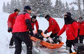 Jandarma ve itfaiye ekiplerinden karda arama ve kurtarma...