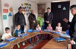 Jandarmadan miniklere hediye