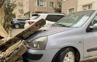 Kadıköy’de istinat duvarı otomobilin üzerine...