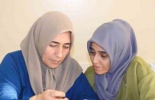 Kadınlar hem meslek öğreniyorlar hem para kazanıyor