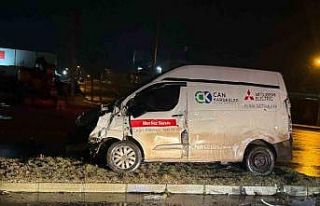 Kamyon ile minibüsün çarpıştığı kaza güvenlik...