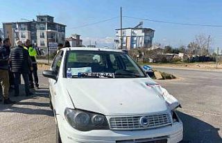 Kamyonetle otomobilin çarpıştığı kazada baba...