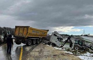 Kar sebebiyle kayan kamyon iş makinesi ile kurtarıldı