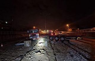 Kar sebebiyle kayganlaşan yolda makaslayan tırın...