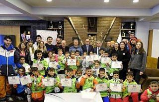 Kar taneleriyle kayak öğrendiler