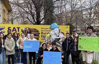 Kar yağmayınca atıklardan ‘Çöp Adam’ yaptılar