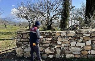 Karacasu’da mezarlığın yıkılan duvarı onarıldı