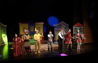 "Karagöz Müze Bekçisi" oyununa çocuklardan...