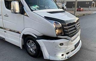 Karaman’da okul servisi ile otomobil çarpıştı:...