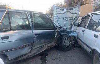 Karaman’da otomobiller çarpıştı: 2 yaralı
