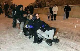 Karaman’da vatandaşların kar keyfi: Poşetlerle...