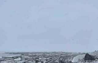 Karapınar’da yağan kar çiftçilerin yüzünü...