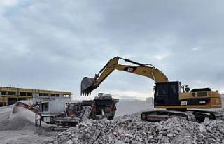 Karatay’da parke, bordür taşları ve beton atıkları...
