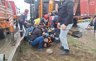 Karayolları yol süpürme kamyonu yola devrildi:...