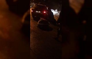 Karayolunu kapatan kayayı aracıyla çekerek yolu...