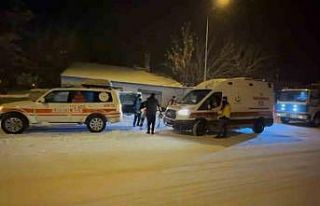Karda mahsur kalan hastalara paletli ambulansla ulaştılar