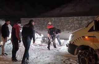 Karda mahsur kalan vatandaşlar kurtarıldı