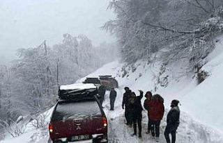 Karda mahsur kalanlar kurtarıldı