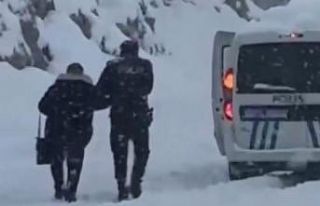 Karda mahsur kalanların yardımına polisler yetişti
