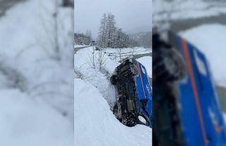 Kargo minibüsü dereye uçtu