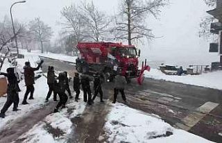 Karın temizlenmesini istemeyen çocuklar kar küreme...