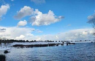 Karla buluşan göl eşsiz görüntüler sundu