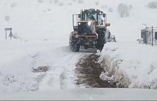 Karla kapanan köy yolunu açan iş makinesi öğrencileri...
