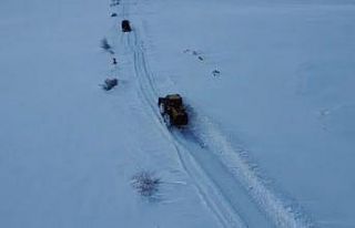 Karla mücadele ekiplerinin zorlu çalışmaları...
