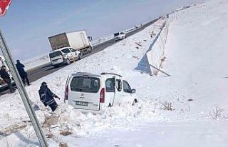 Kars’ta otomobil ile ticari araç çarpıştı:...