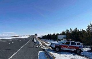 Kars’ta radarla hız demetimi 3 araç trafikten...