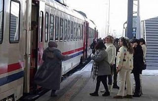 Kars’tan Erzurum’a ’dolu dolu’ tren yolculuğu