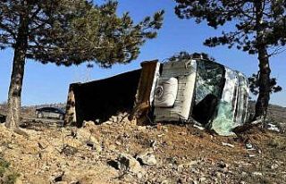 Kastamonu’da buzlu yolda devrilen hafriyat kamyonunun...