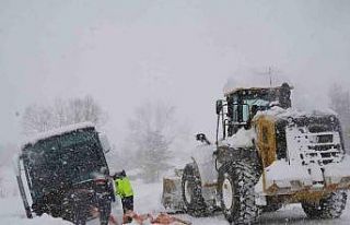 Kastamonu’da yoldan çıkan yolcu otobüsü kara...
