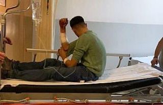 Kavga edenleri ayırmak isterken bıçakla yaralandı