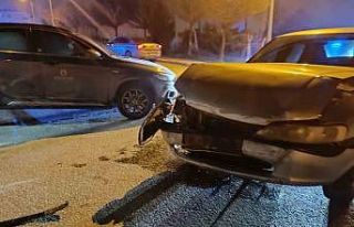 Kavşakta 2 araç çarpıştı: 1 yaralı