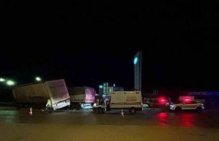 Kavşakta çarpışan tırların sürücüleri yaralandı