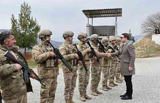 Kaymakam Başar, üs bölgelerde güvenlik korucularıyla...