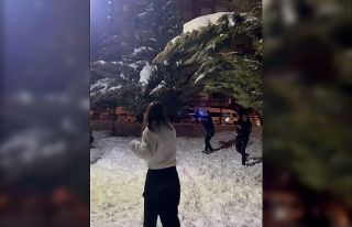 Kayseri polisi, gençlerle kartopu oynadı