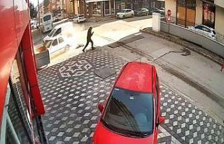 Kaza sonrası kontrolden çıkan araçların altında...