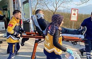 Kaza yapan aracın parçaları ağaçta asılı kaldı:...