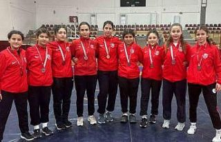 Kepez’in kızlarına altın madalya