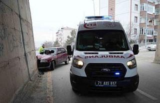 Kırıkkale’de otomobil beton duvara çarptı: 2...