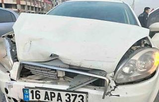 Kocaeli’nde otomobil önündeki araca çarptı:...