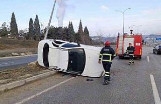 Kontrolden çıkan otomobil devrildi, 2 kişi yaralandı